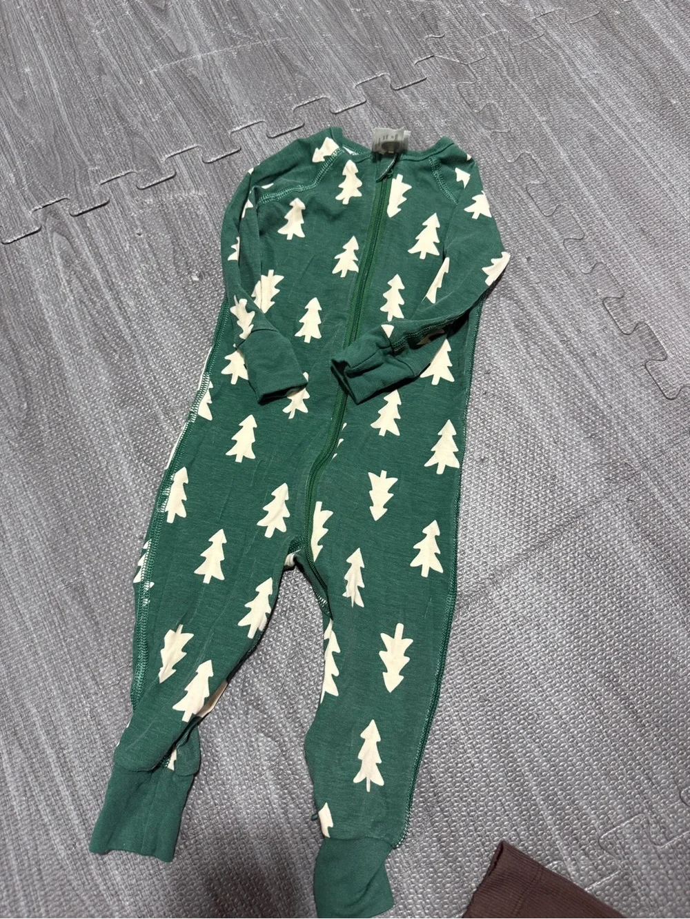 Hanna Andersson Green Tree-Print Zip Footie Pajamas